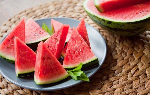 吃瓜 板凳 图片