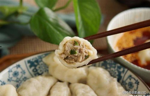 吃瓜吃饺子喝汤,吃瓜、饺子、喝汤，尽享美味与温馨