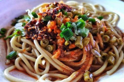 瓜哥吃热干面,一场美食与情感的邂逅