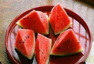 不仅吃饭还吃瓜,不仅吃饭，还要吃出生活滋味