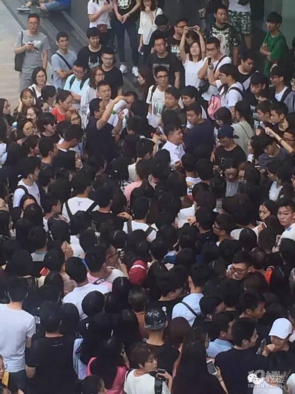 群众排队吃瓜的视频,民众热情围观，共享夏日清凉时光