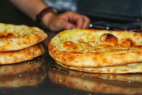 新疆人吃馕吃瓜图片,馕香瓜甜，共享民族美食盛宴  第1张