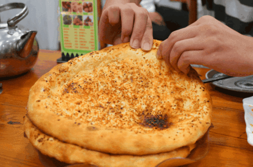 新疆人吃馕吃瓜图片,馕香瓜甜，共享民族美食盛宴  第3张