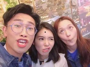 师姐在河里吃瓜,夏日清凉一幕