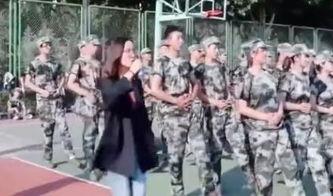 师姐在河里吃瓜,夏日清凉一幕  第3张